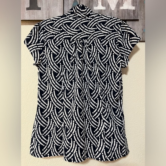 Banana Republic Women’s Printed Blue/White Bow Blouse, size 14 - Picture 4 of 9